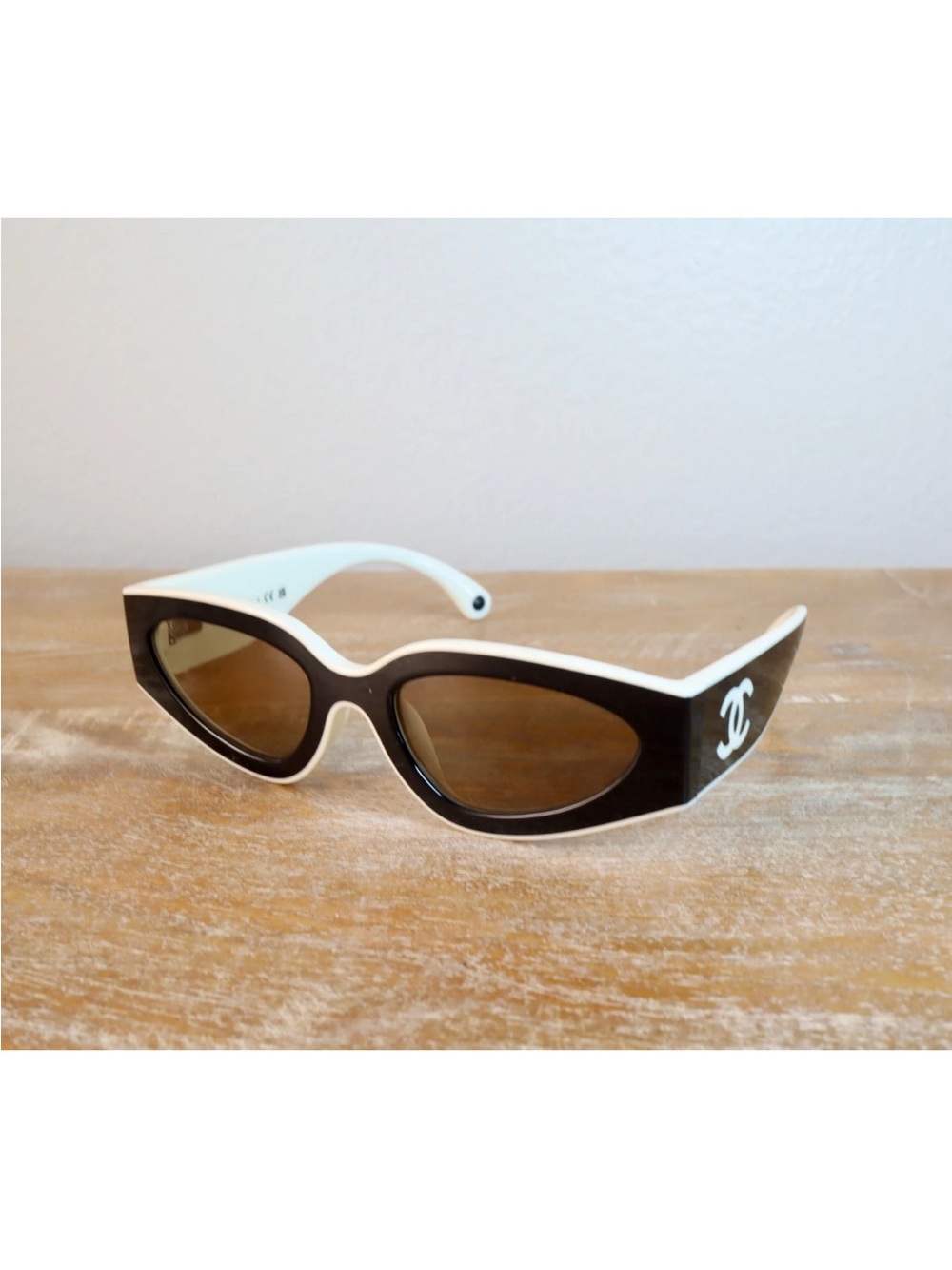 CHANEL Black and White Cat-Eye Sunglasses with Logo Temples - Picture 7 of 11